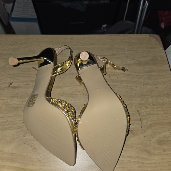 Elegant Gold Women's Heels - Picture 4 of 4